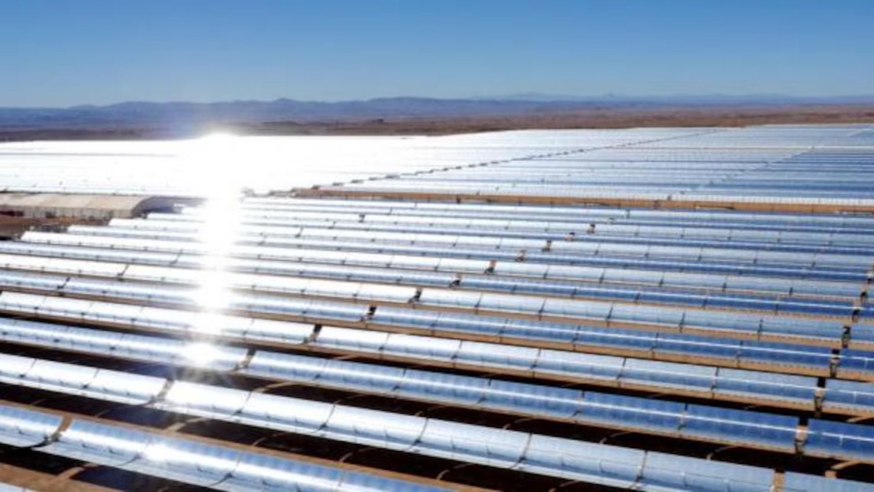 Colectores cilindroparabólicos de un complejo solar reflejando el sol en el desierto