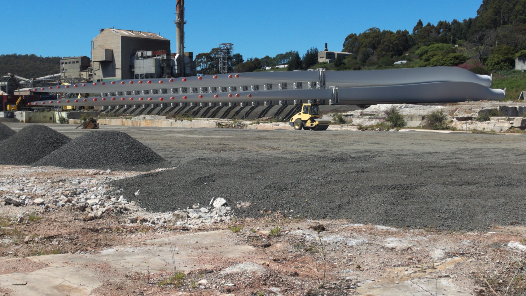 Palas de aerogenerador almacenadas en el suelo en Burnie, Tasmania
