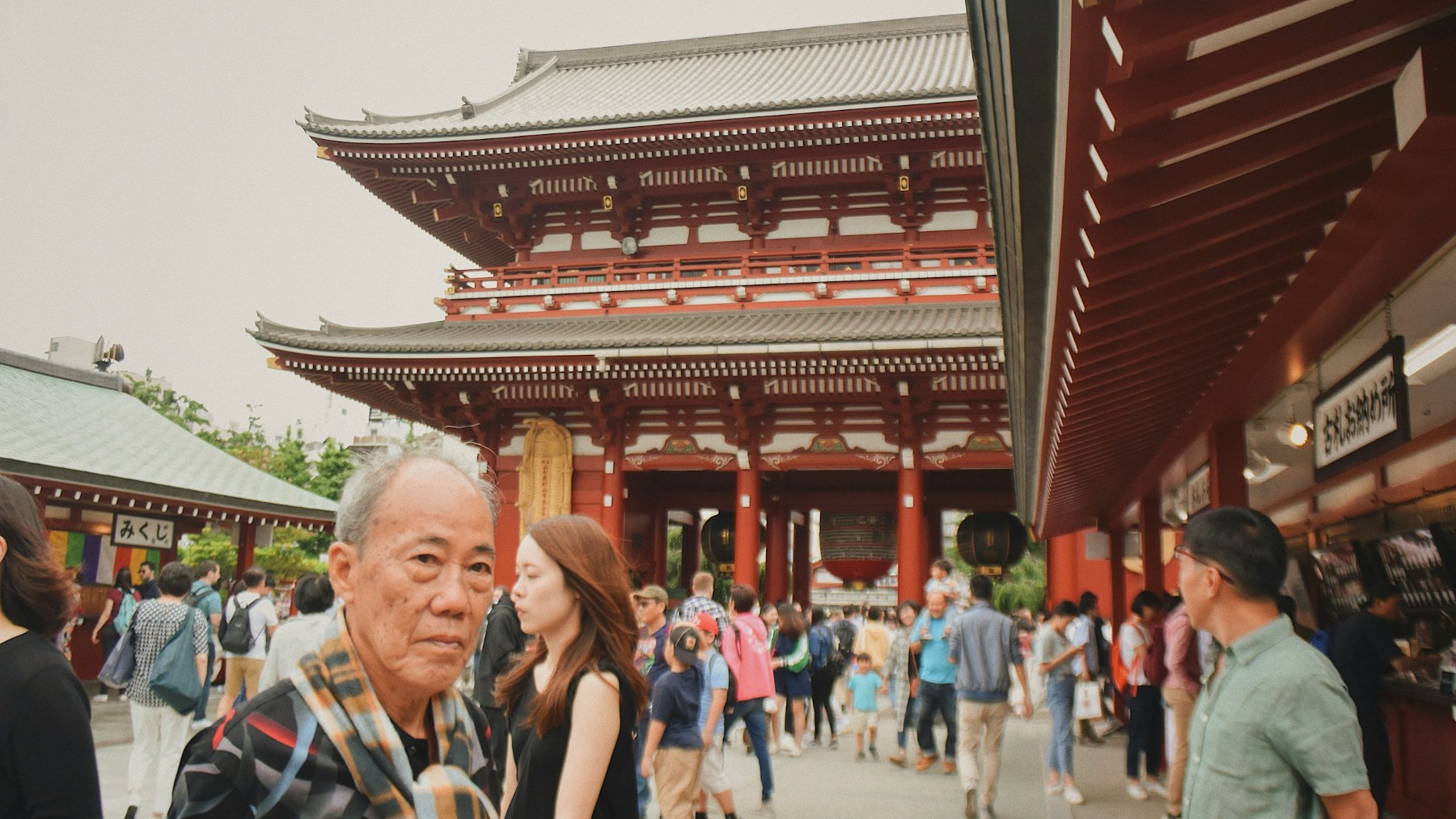 Persona mayor entre la multitud frente al templo Senso-ji de Asakusa, en Tokio