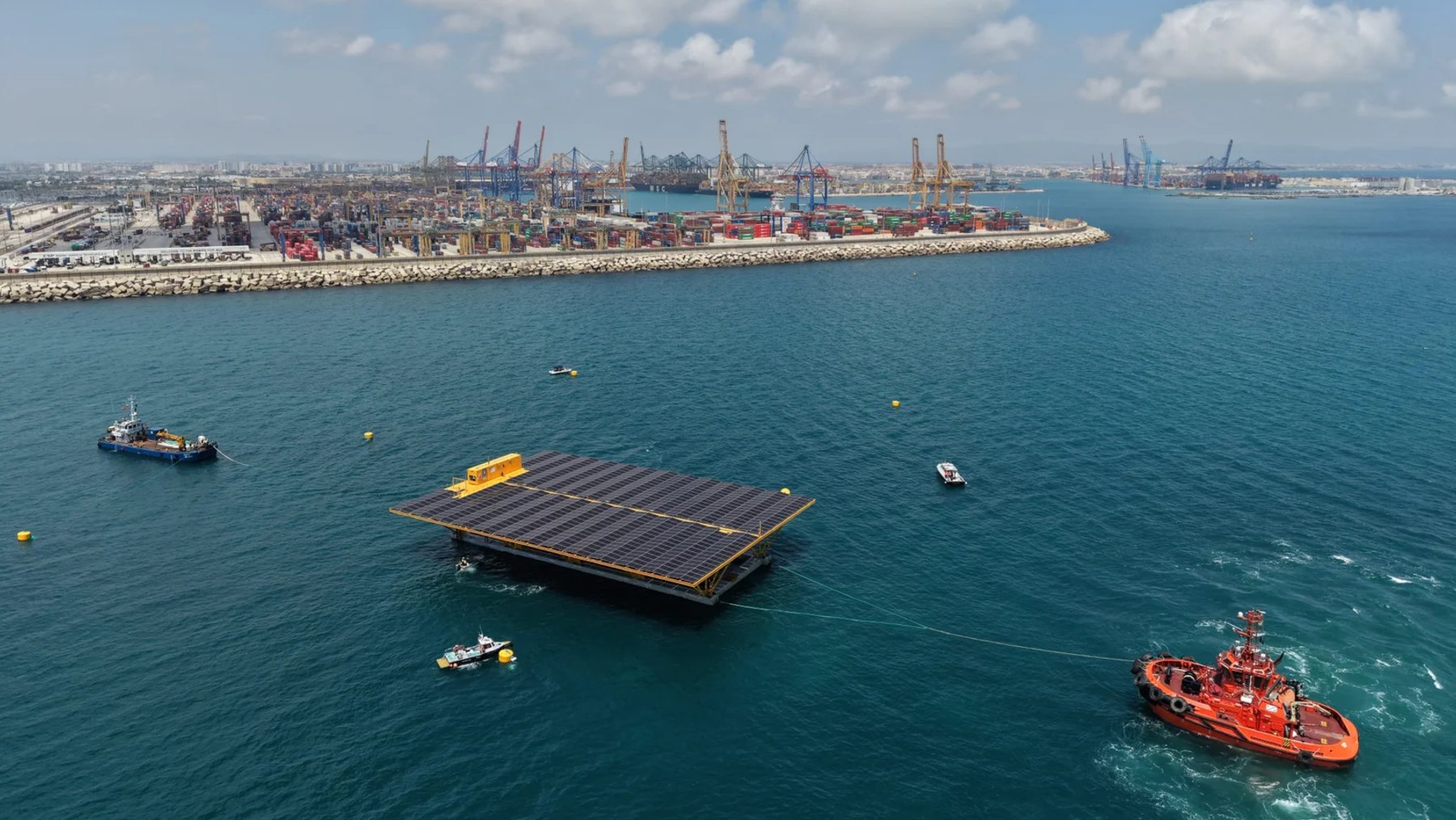 Plataforma fotovoltaica flotante instalada en el mar frente al Puerto de Valencia