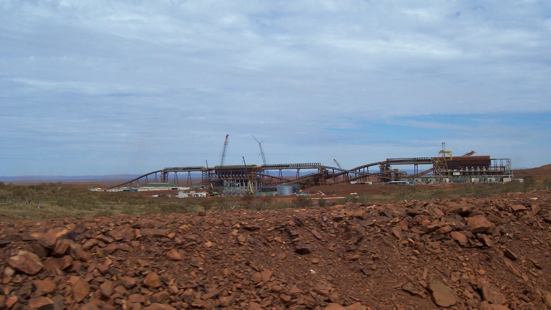 Rocas de desecho de una mina de hierro en la región de Pilbara, en Australia Occidental