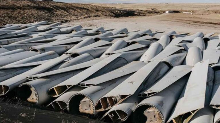 Palas de aerogeneradores retiradas acumuladas para su reciclaje