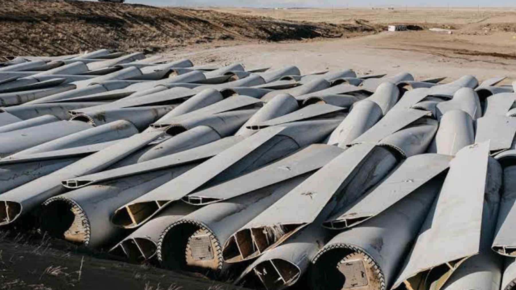 Palas de aerogeneradores retiradas acumuladas para su reciclaje