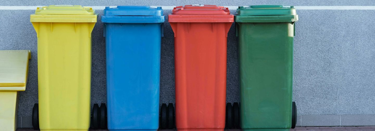 Contenedores de reciclaje amarillo, azul, rojo y verde