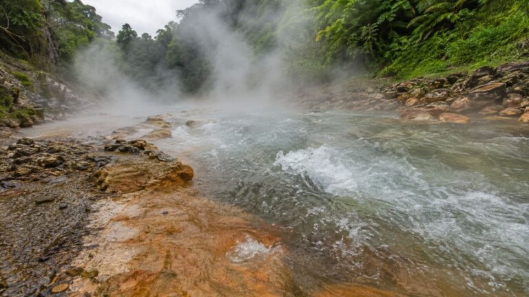 Río Hirviente Shanay-Timpishka emitiendo vapor en la Amazonía peruana