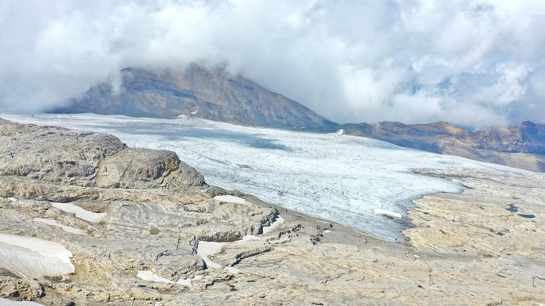 Glaciar de Tsanfleuron en los Alpes suizos con roca caliza al descubierto
