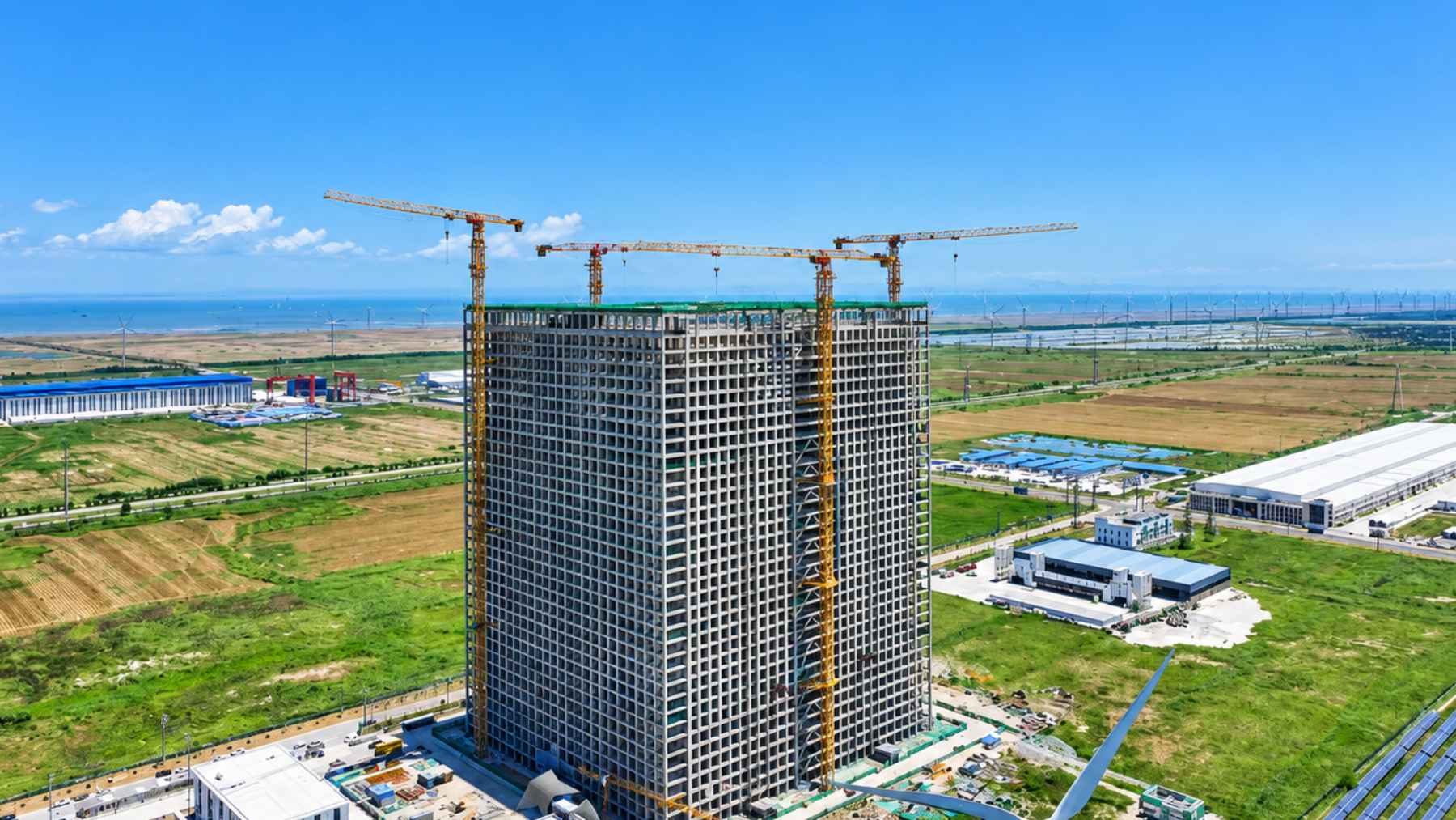 Torre de almacenamiento de energía por gravedad en construcción en Rudong, China