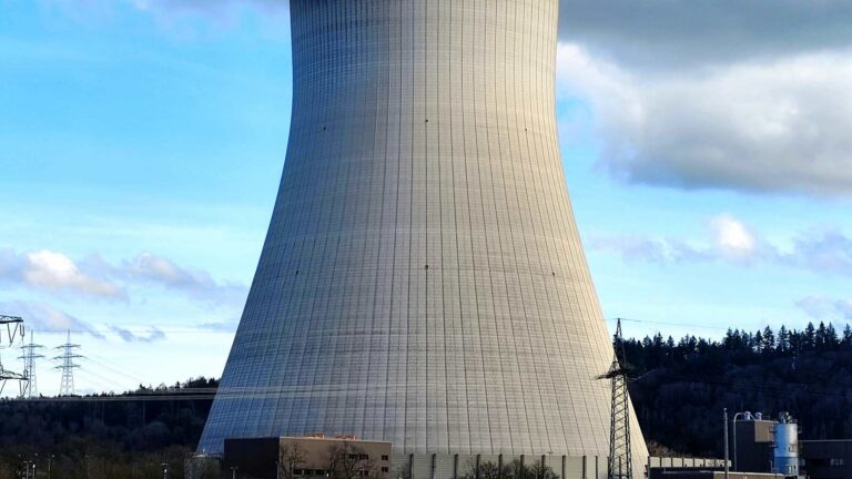 Torre de refrigeración de la antigua central nuclear Isar II, en Baviera