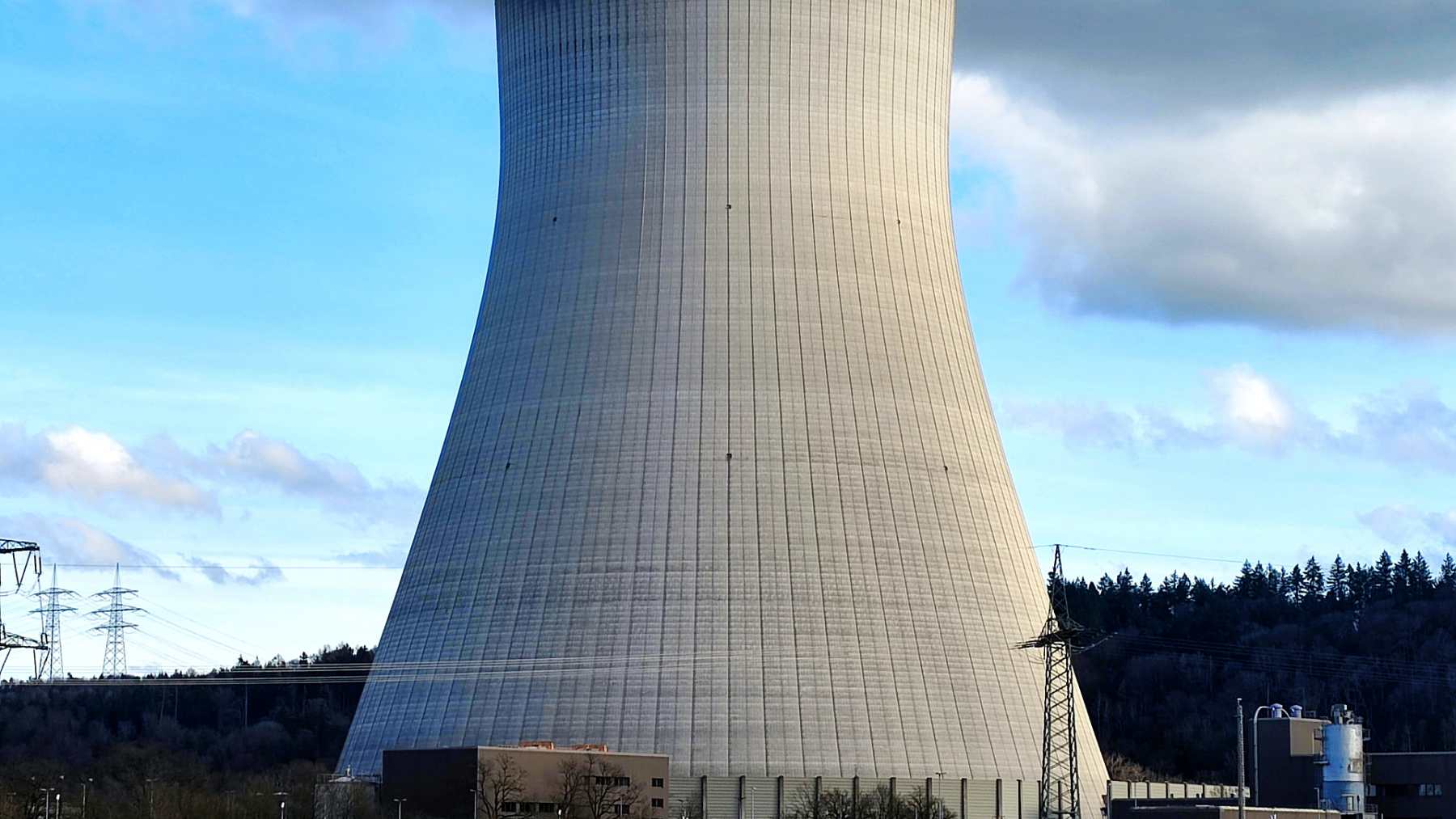 Torre de refrigeración de la antigua central nuclear Isar II, en Baviera