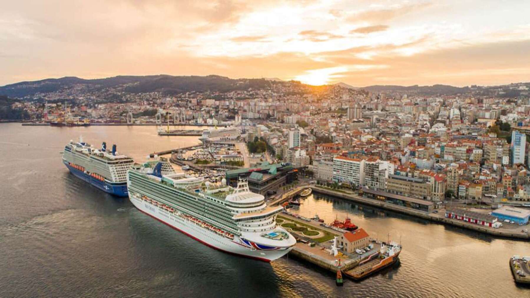 Tres megacruceros en Vigo concentran unos 14.000 turistas en una sola jornada
