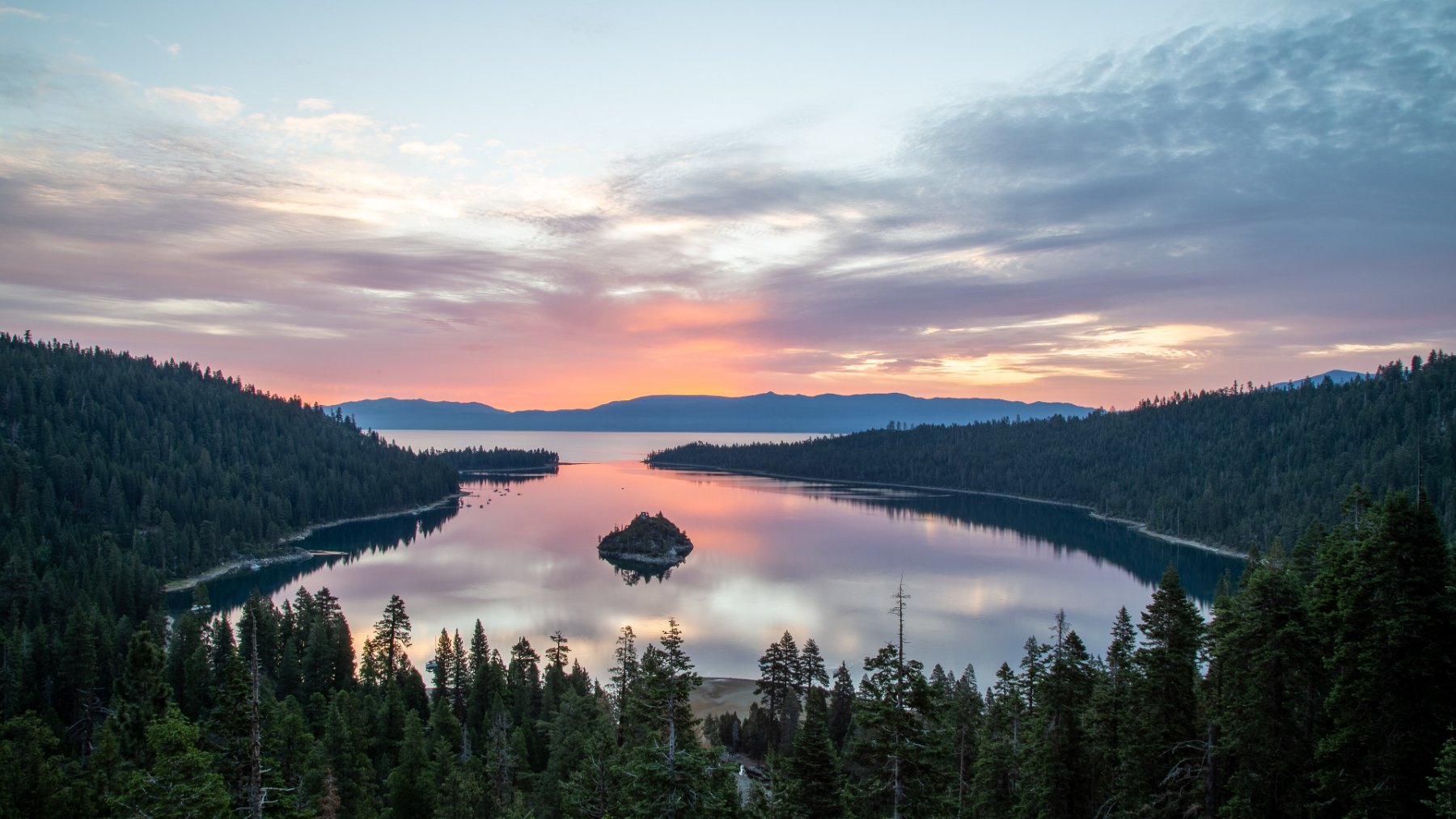 Emerald Bay rodeada de bosque en el lago Tahoe