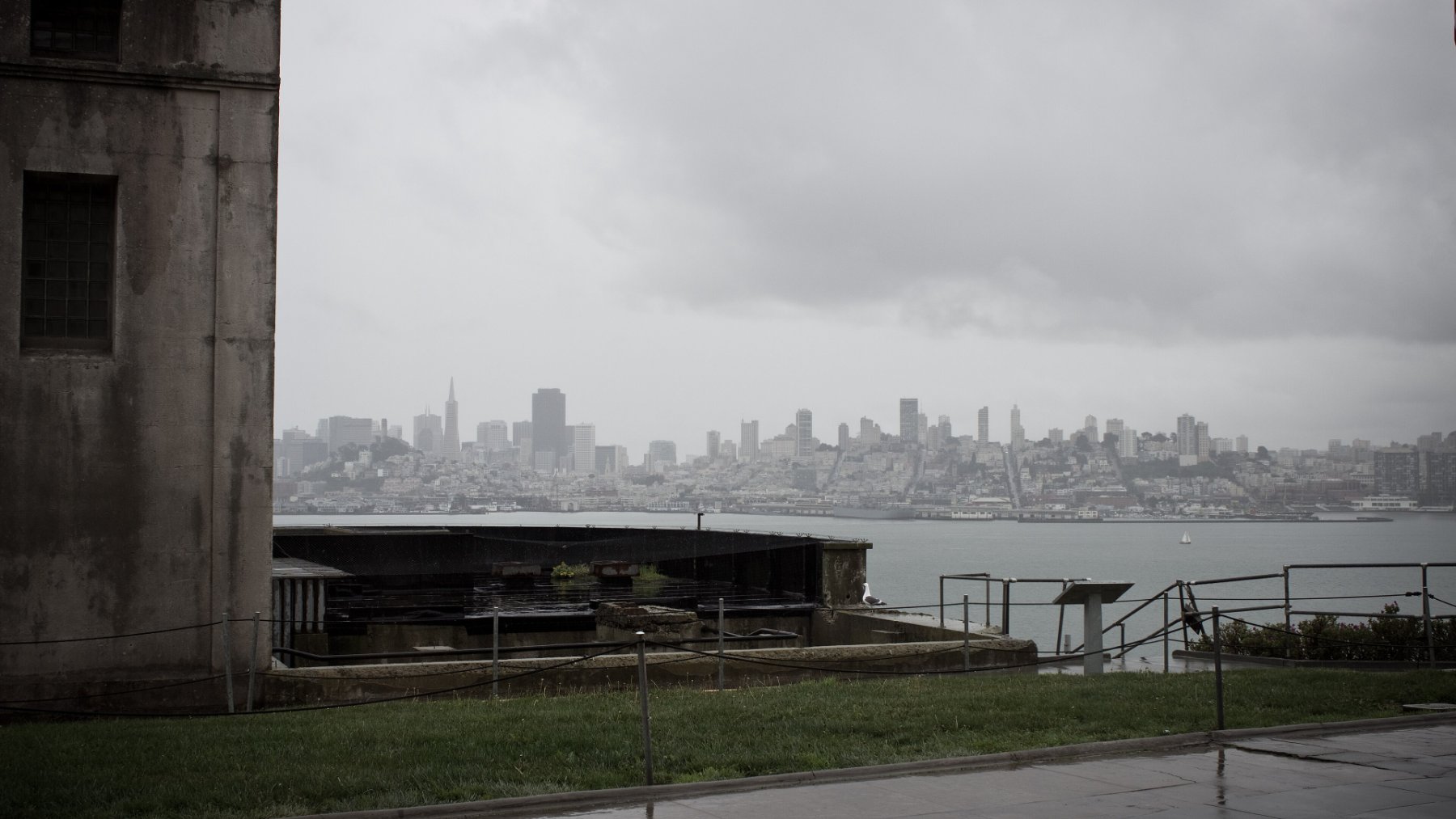 Edificios de la isla de Alcatraz con la bahía y la ciudad de San Francisco al fondo