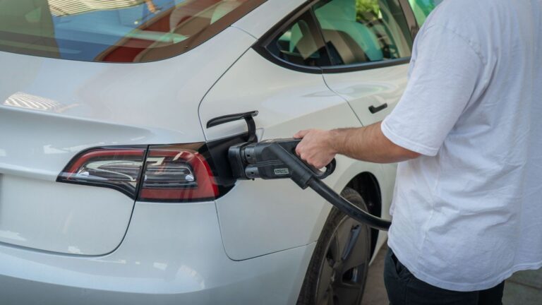 Ayudas al coche eléctrico compra y recarga en Navarra