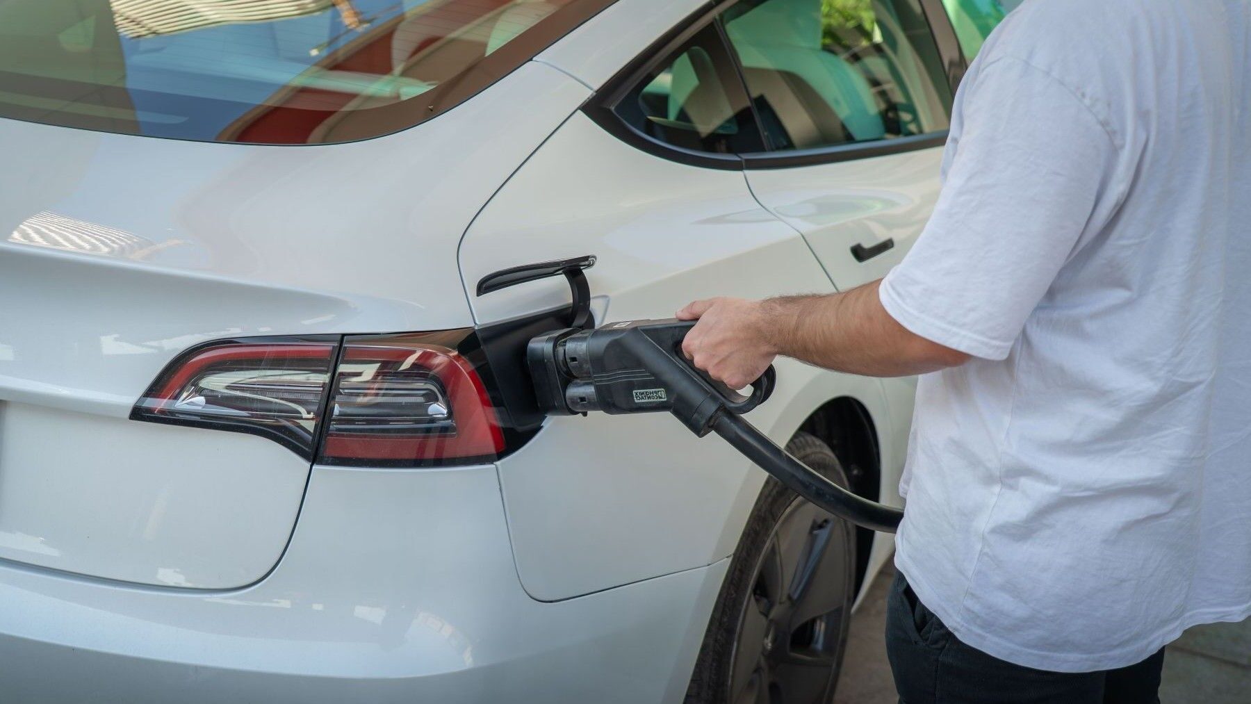 Ayudas al coche eléctrico compra y recarga en Navarra