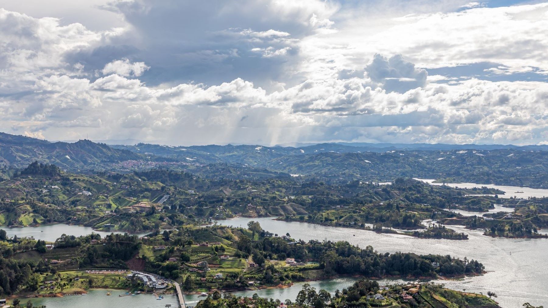 Paisaje de bosque y río representativo de la biodiversidad en Colombia