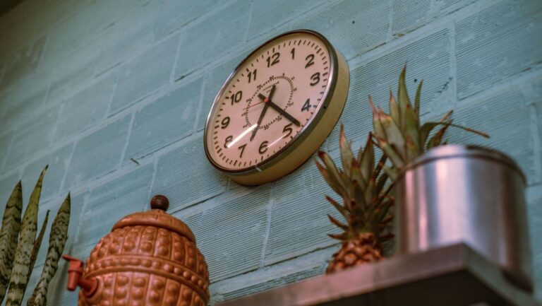 Reloj y luz del amanecer para ilustrar el cambio de hora 2026
