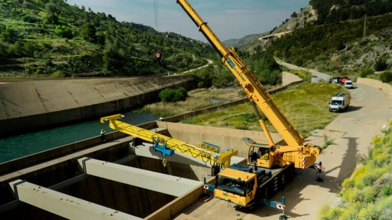 Instalaciones de la central hidroeléctrica de Rules en la presa de Vélez de Benaudalla, Granada.