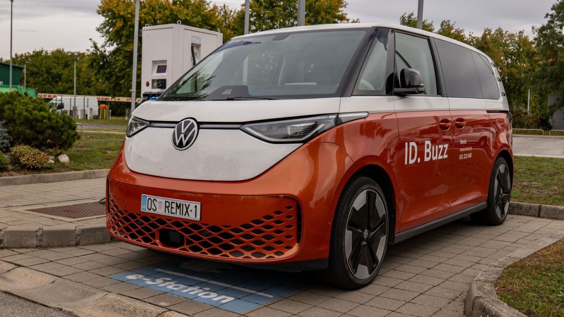 Coches de empresa eléctricos conectados a puntos de recarga.