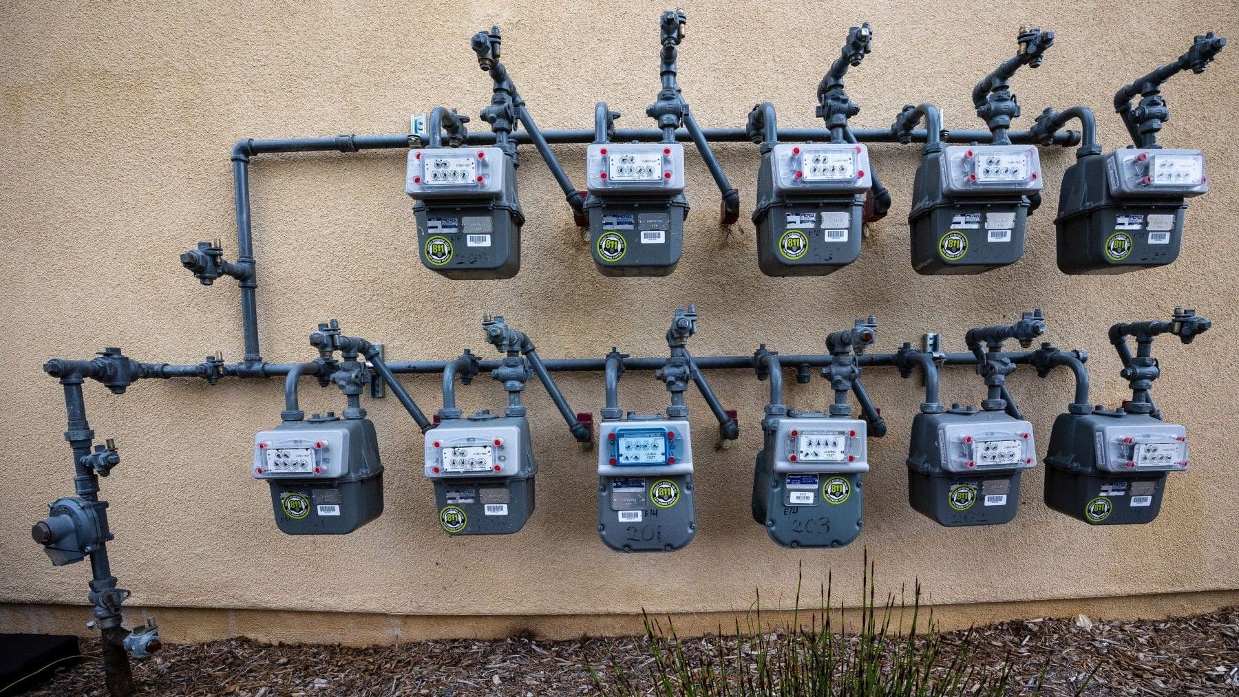 Instalación de contadores inteligentes de gas para medir el consumo y facilitar la lectura remota.