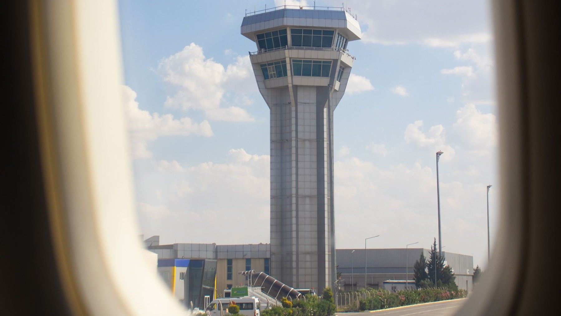 Torre de control y aviones en un aeropuerto para ilustrar la gestión del tráfico aéreo