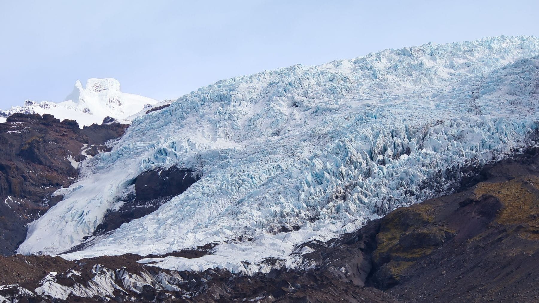 Deshielo de los glaciares con hielo expuesto y escasa cobertura de nieve