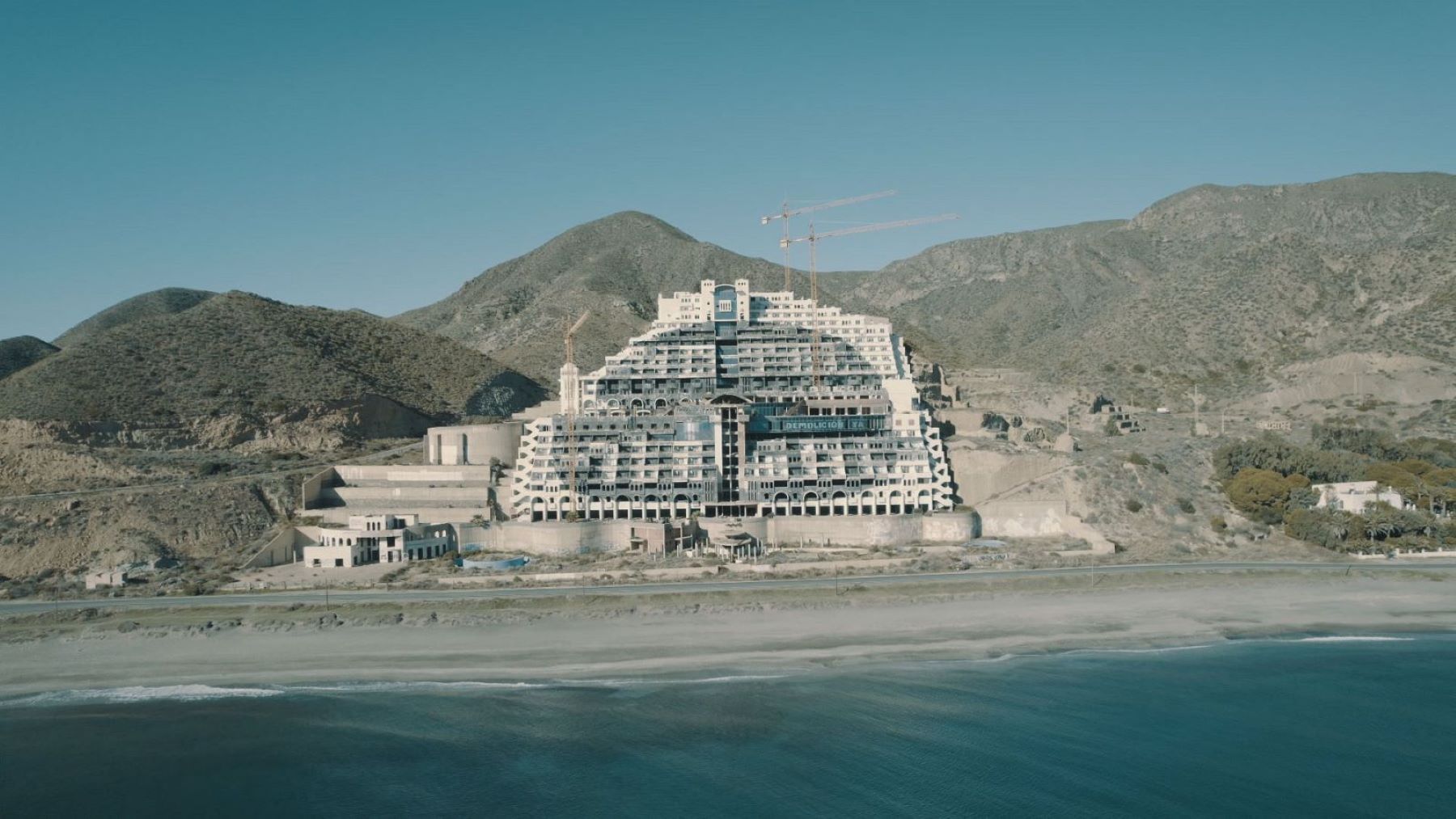 Hotel de El Algarrobico junto a la playa de Carboneras, en Almería, pendiente de los trámites para su demolición
