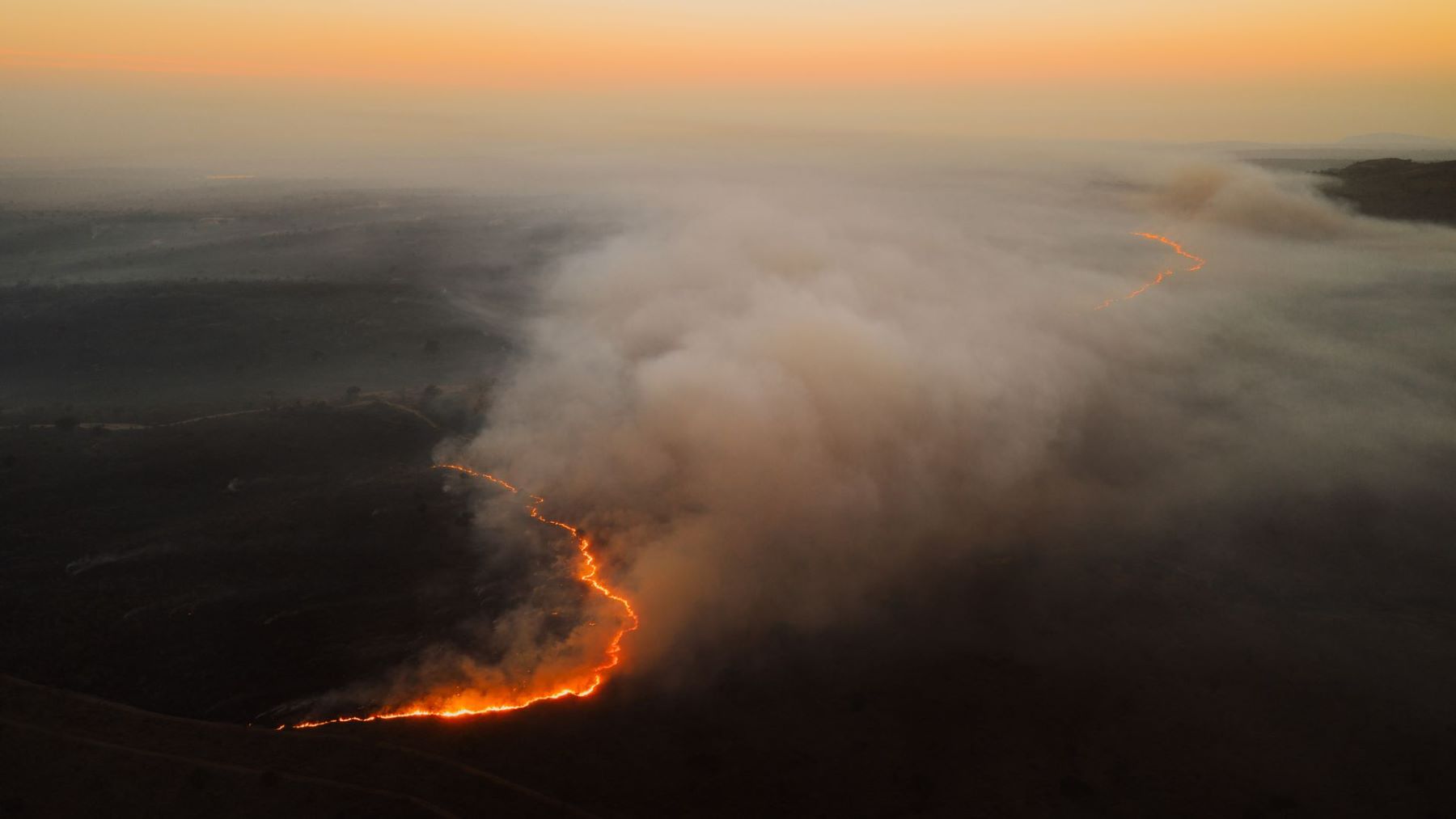 Edificios de Singapur cubiertos por el humo de los incendios de Indonesia