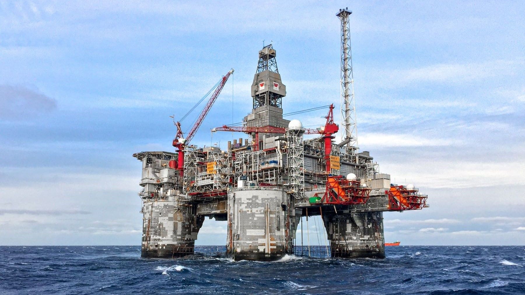 Antorcha de gas encendida junto a instalaciones de extracción de petróleo.emisiones de metano
