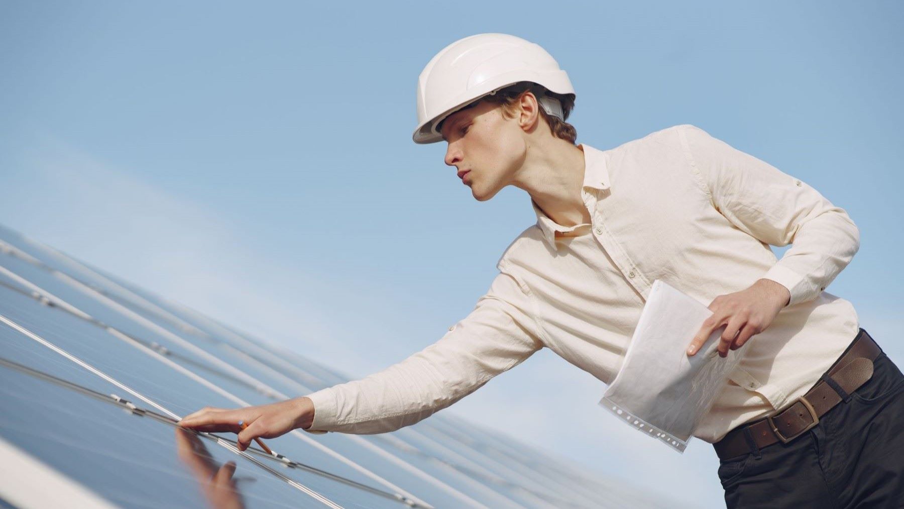Personal técnico en una instalación energética para ilustrar los empleos verdes en Euskadi