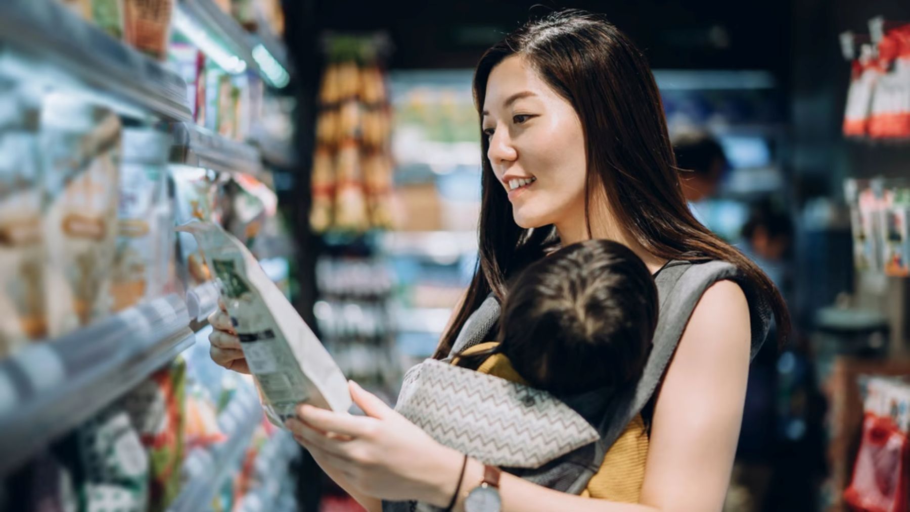 Etiquetas ecológicas en envases de alimentos a la venta en un supermercado.