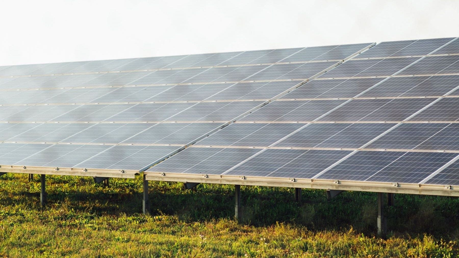 Instalación fotovoltaica junto a un núcleo residencial, vinculada a la propuesta de un fondo generacional renovable.