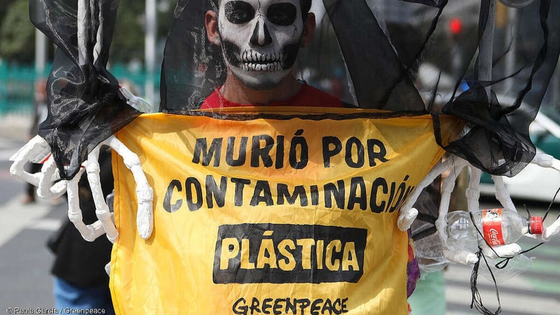 Disfraces hechos con prendas reutilizadas y adornos de cartón para celebrar un Halloween sostenible