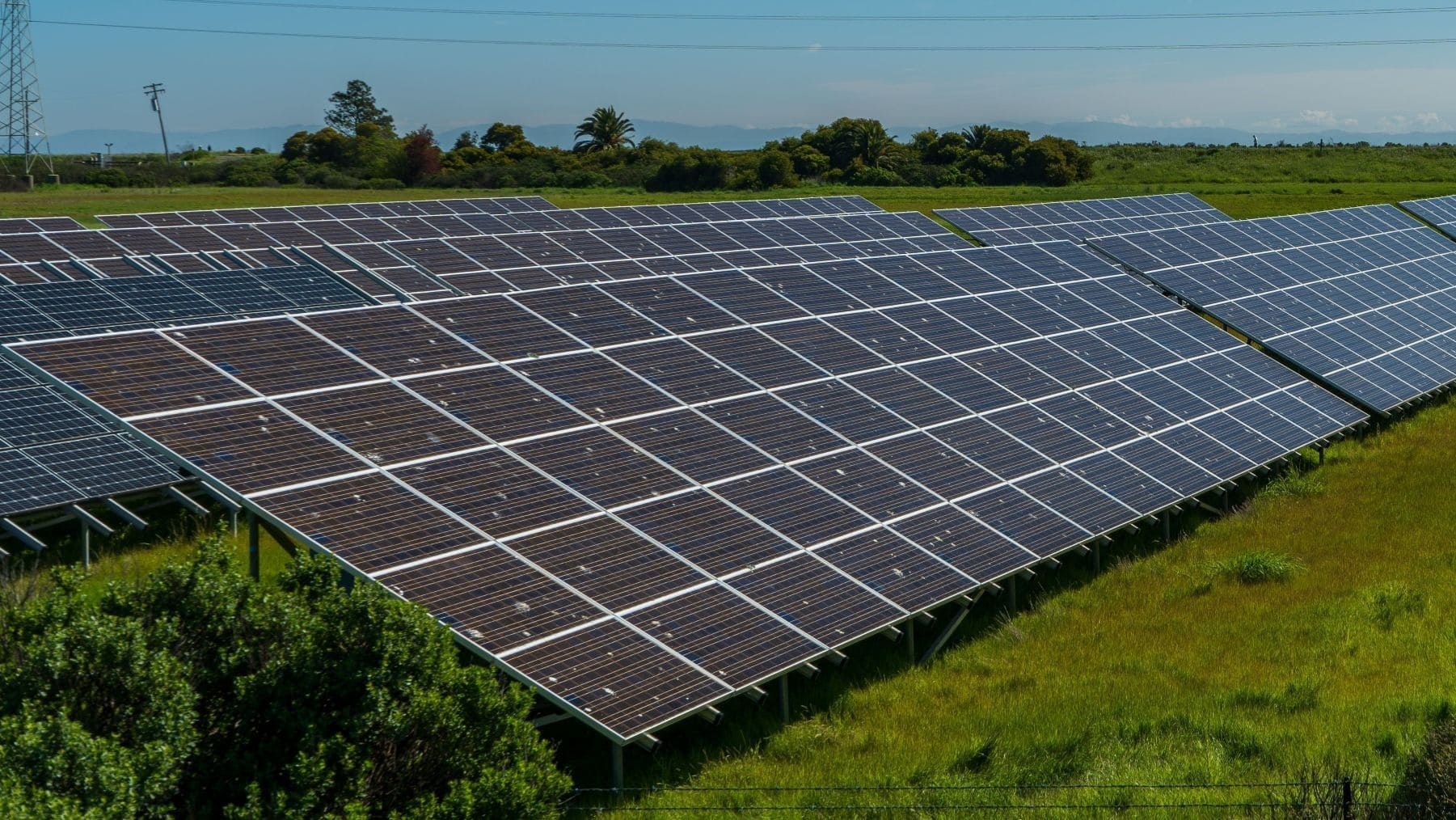 Instalación fotovoltaica sobre terreno ante el impuesto a los parques solares