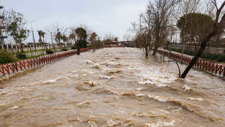 Crecida de una riera tras lluvias intensas que ilustra las inundaciones en el Mediterráneo