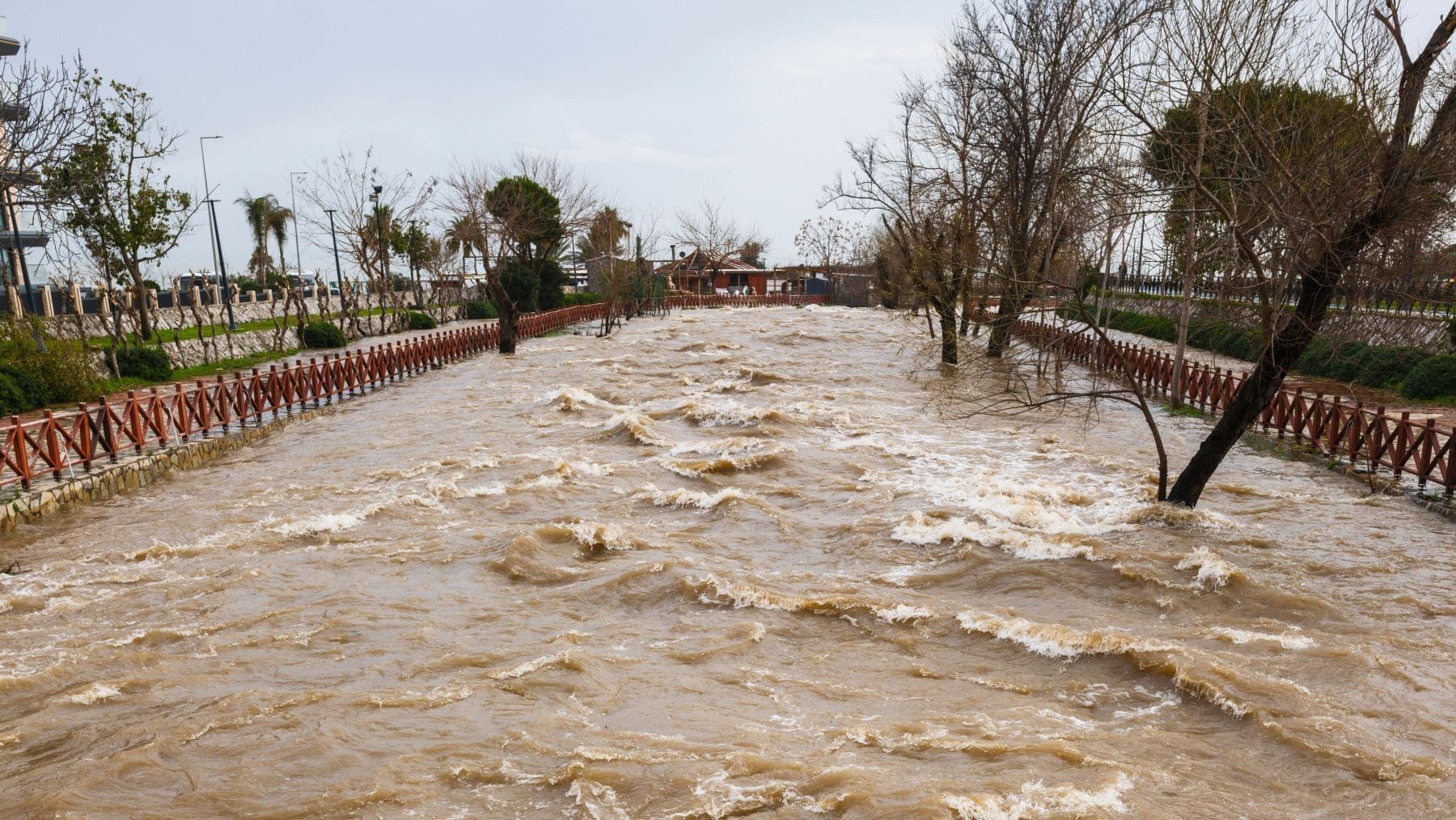 Crecida de una riera tras lluvias intensas que ilustra las inundaciones en el Mediterráneo