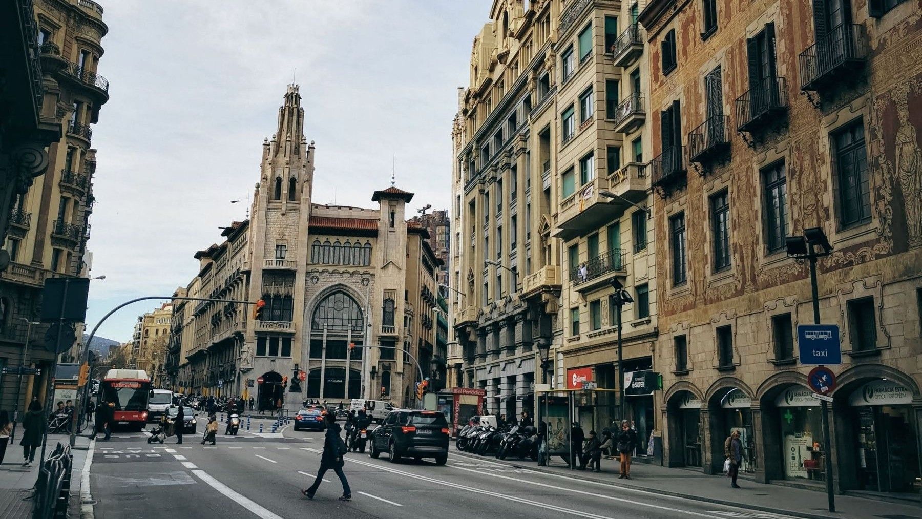Calle de ciudades españolas con transporte público, peatones y espacios para bicicletas