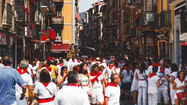 Limpieza durante San Fermín en Pamplona, que estudia una tasa turístico-ecológica