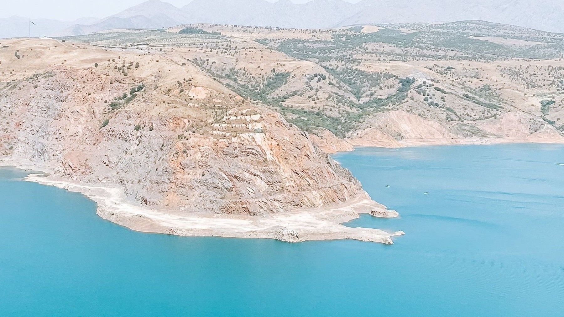 Embalse con agua almacenada que ilustra la reserva hídrica en España