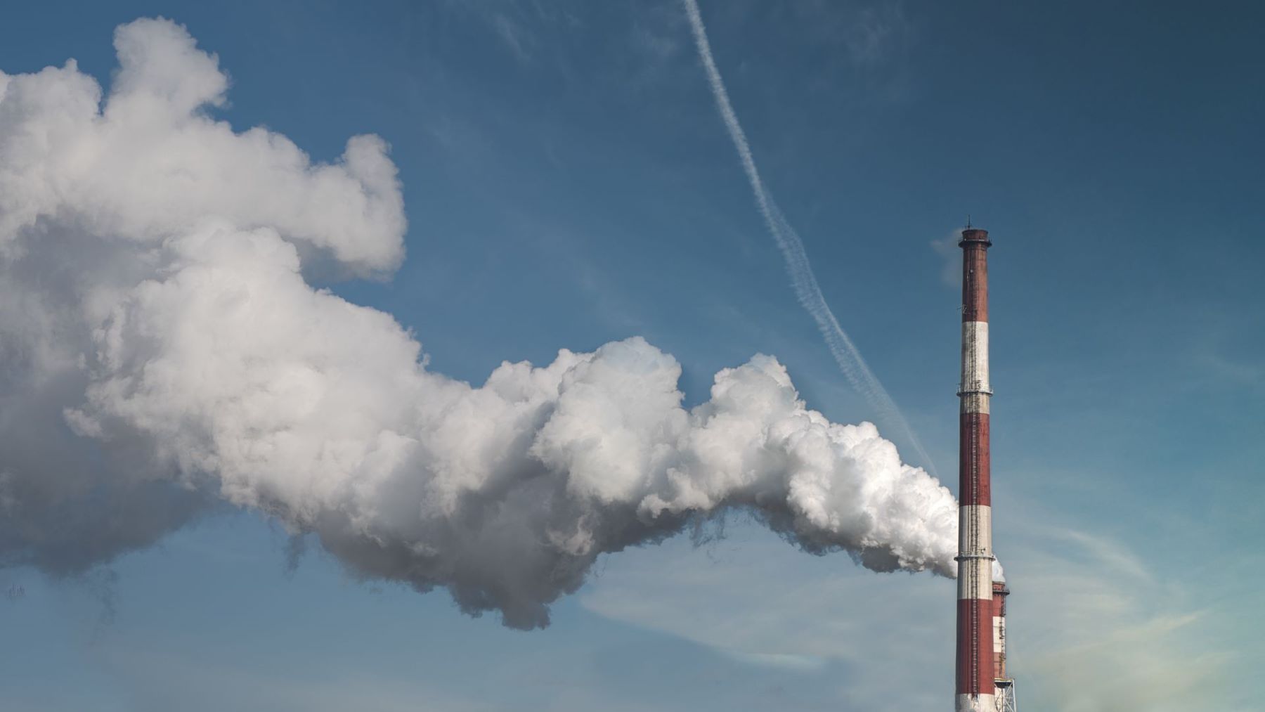 Instalación industrial con chimeneas, representativa del mercado de carbono europeo