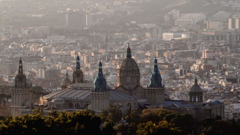 Paneles solares para autoconsumo en los tejados de Barcelona