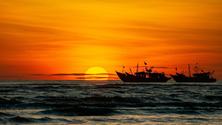 Buque de pesca de arrastre en el mar para ilustrar la denuncia de Oceana