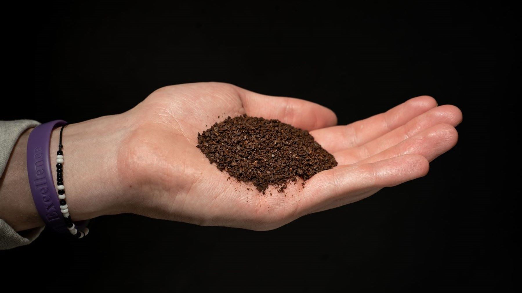 Posos de café utilizados como materia prima para investigar nuevos productos industriales y agrícolas.