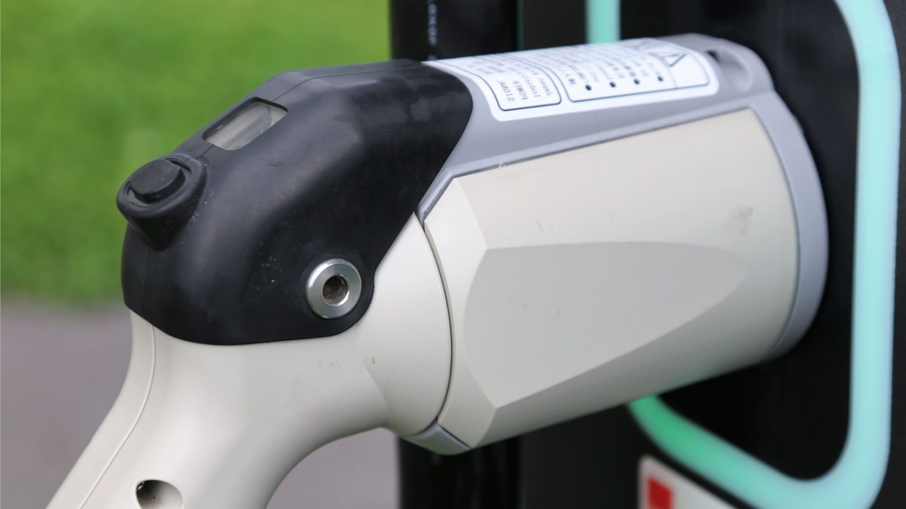 Coche eléctrico conectado a un punto de recarga pública en España