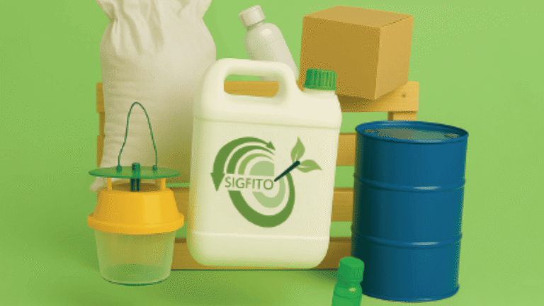 Reciclaje de envases agrarios en un punto de recogida de Sigfito en Andalucía.