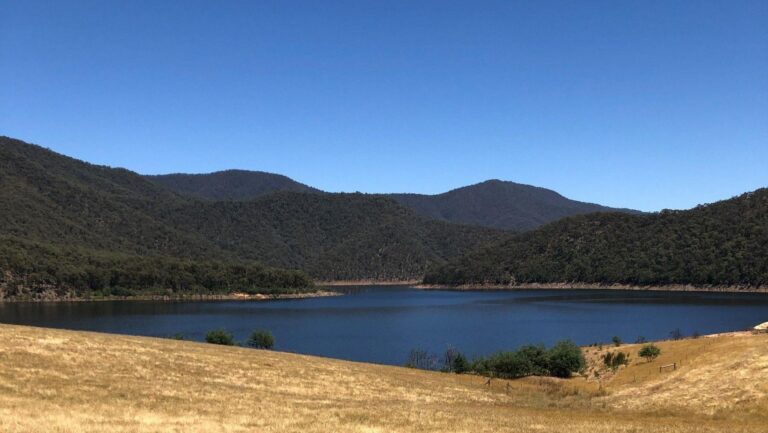 Vista panorámica de un embalse con su nivel de agua visible para ilustrar la reserva hídrica española.