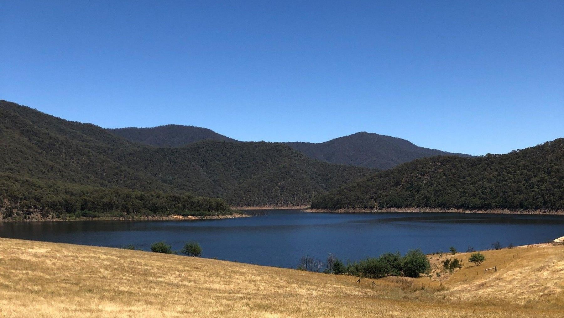 Vista panorámica de un embalse con su nivel de agua visible para ilustrar la reserva hídrica española.