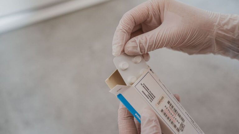 Reciclaje de medicamentos en un Punto SIGRE de una farmacia