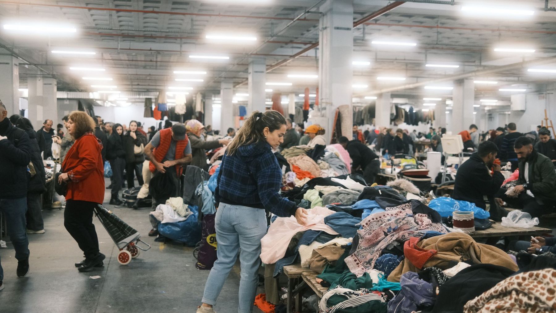 Artículos usados en buen estado en un mercado de segunda mano en España