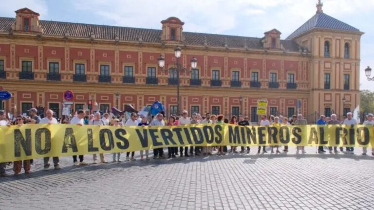 Manifestación en Sevilla contra los vertidos mineros al Guadalquivir.