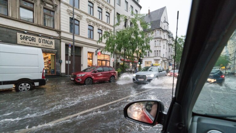 Río desbordado junto a edificios y calles inundadas durante la tormenta Boris.